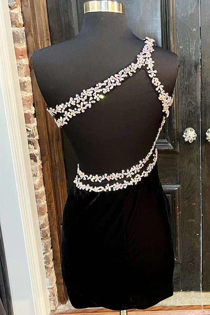Vestido corto de terciopelo con un solo hombro y cuentas para el regreso a casa